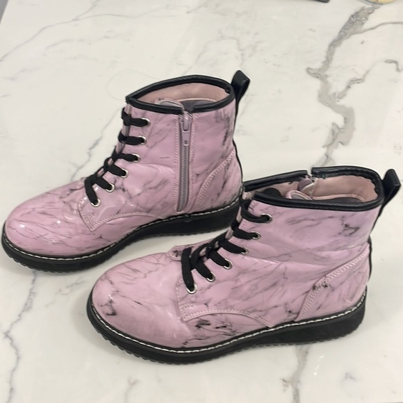 Steve Madden Combat boot / size 2 / Marbled Pink - Picture 3 of 4